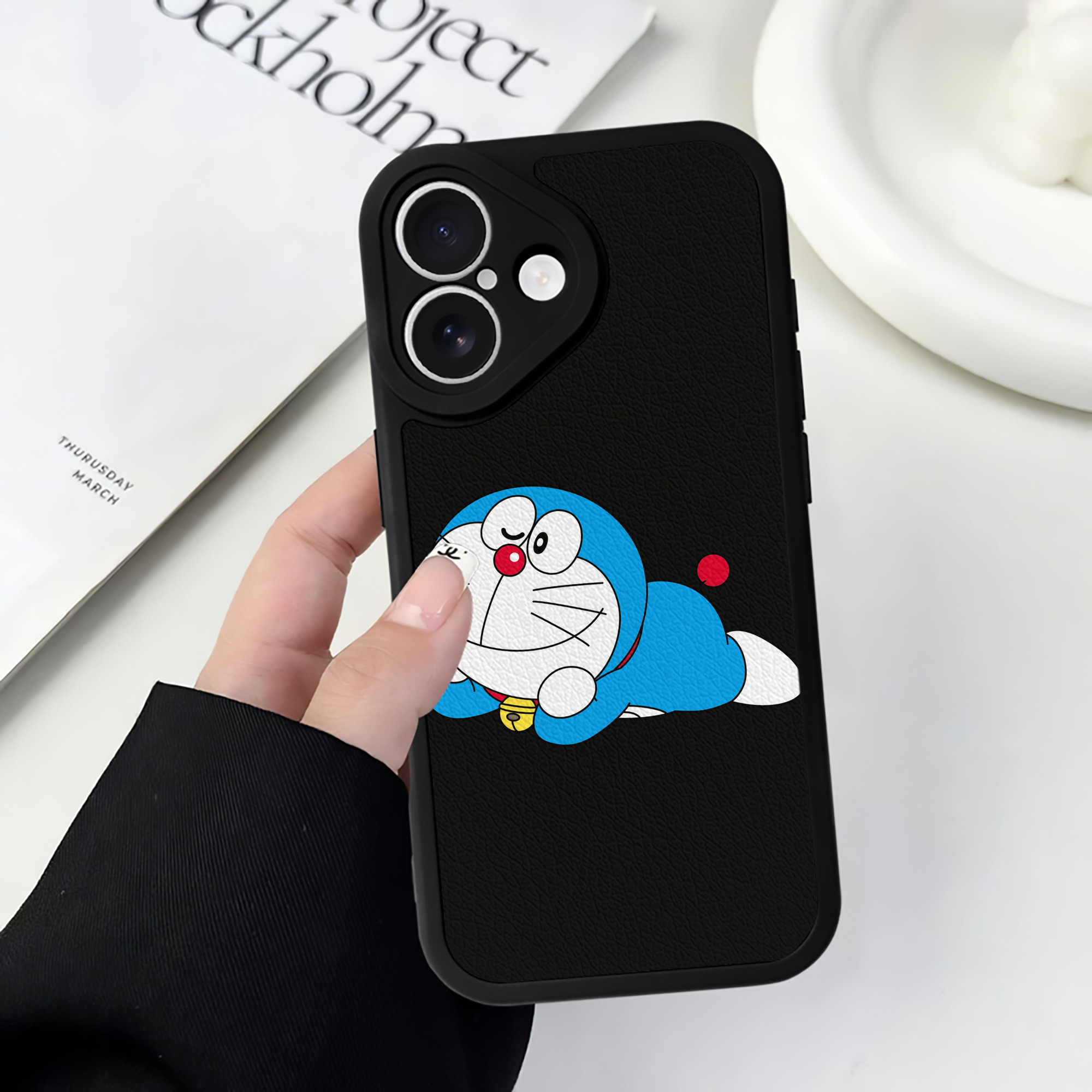 （画像用） ドラえもん Doraemon 【iPhone 16シリーズ対応】シリコンスマホケース（レザー調） 材質：シリコン